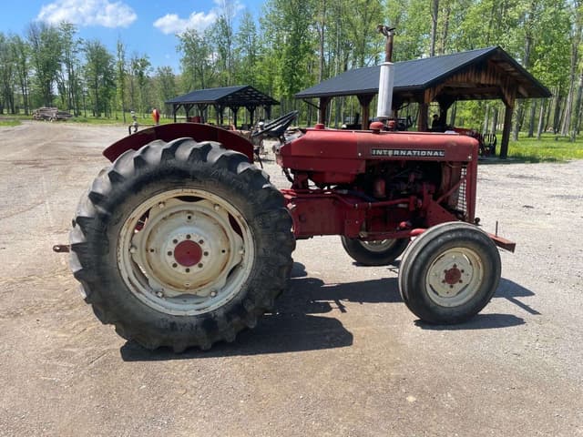 Image of International Harvester 424 equipment image 1