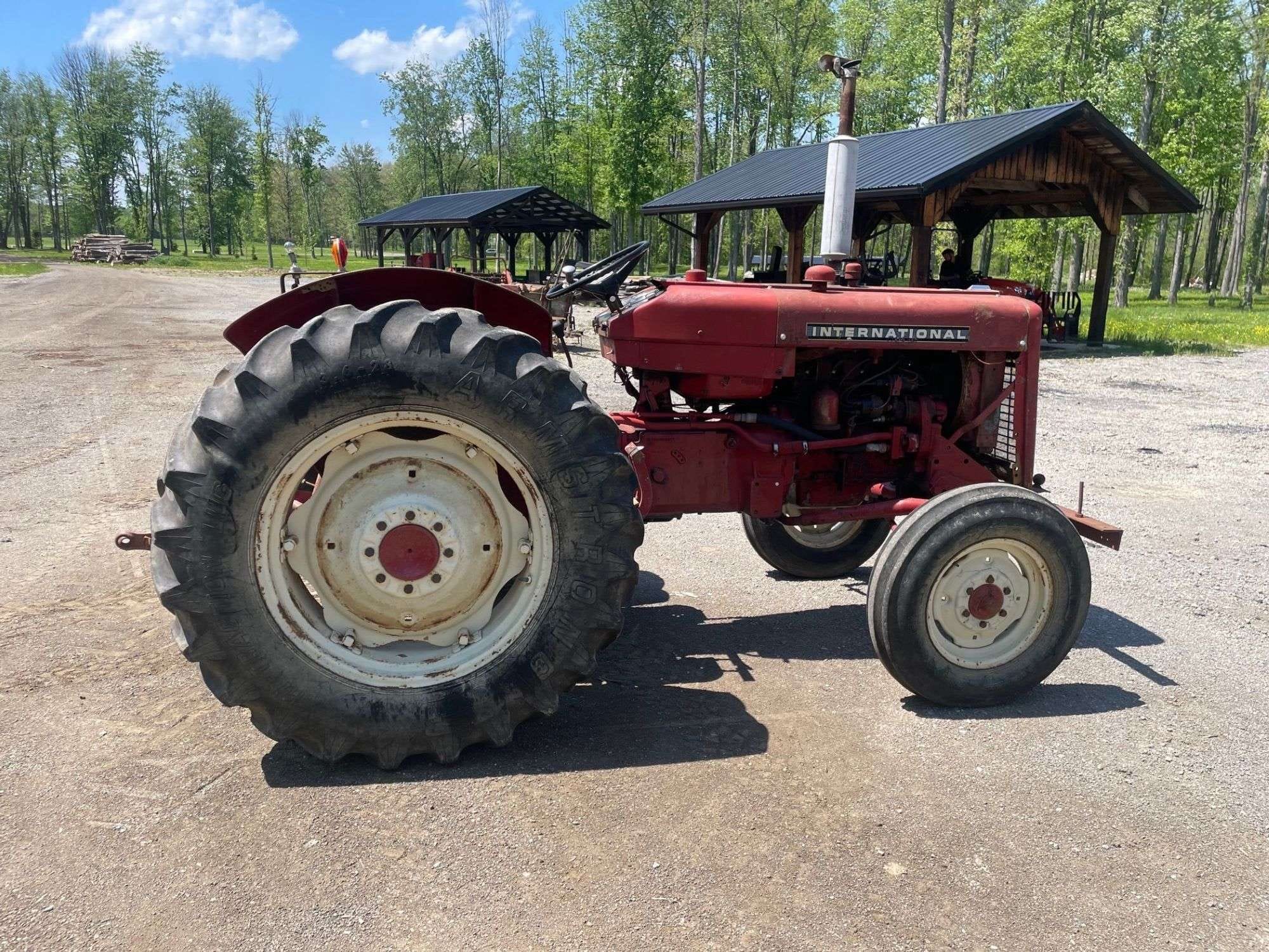 International Harvester 424 Equipment Image0