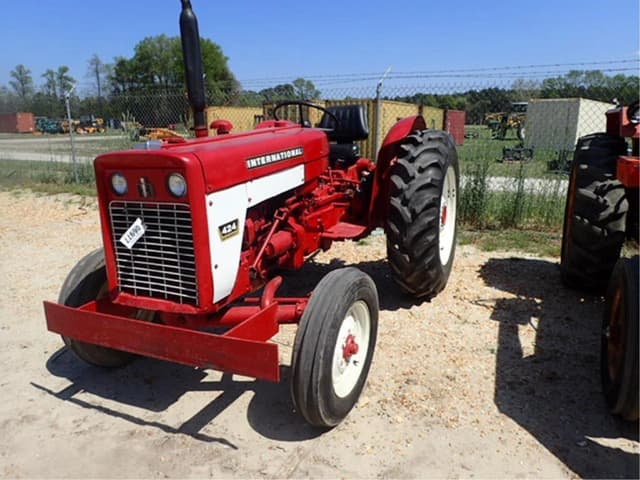 Image of International Harvester 424 equipment image 2