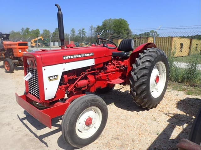 Image of International Harvester 424 equipment image 1