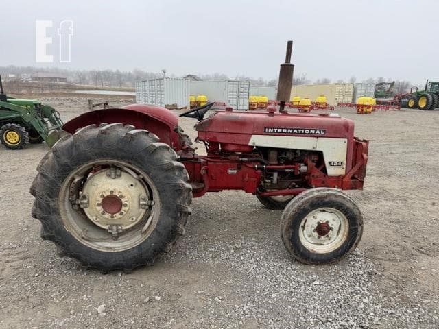 Image of International Harvester 424 equipment image 1