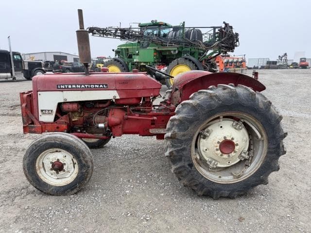 Image of International Harvester 424 equipment image 3