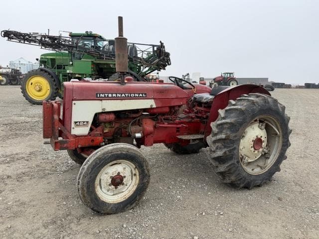 Image of International Harvester 424 equipment image 2