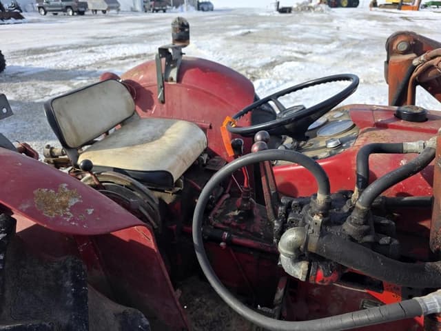 Image of International Harvester 424 equipment image 4
