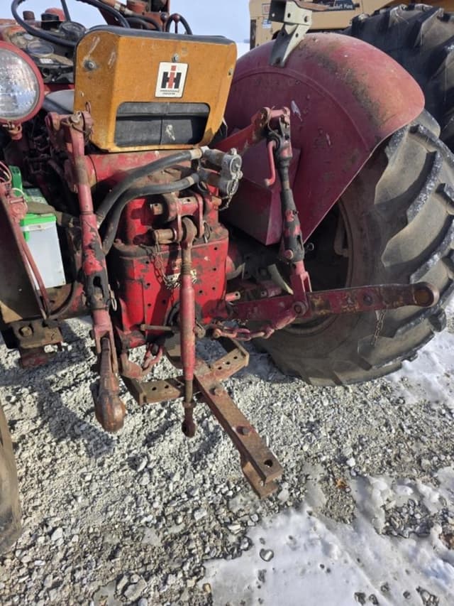 Image of International Harvester 424 equipment image 3