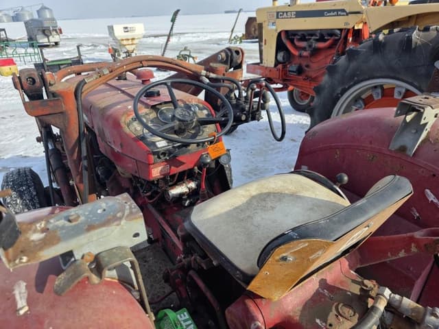 Image of International Harvester 424 equipment image 2