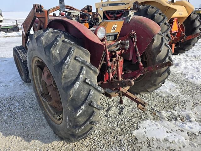 Image of International Harvester 424 equipment image 1