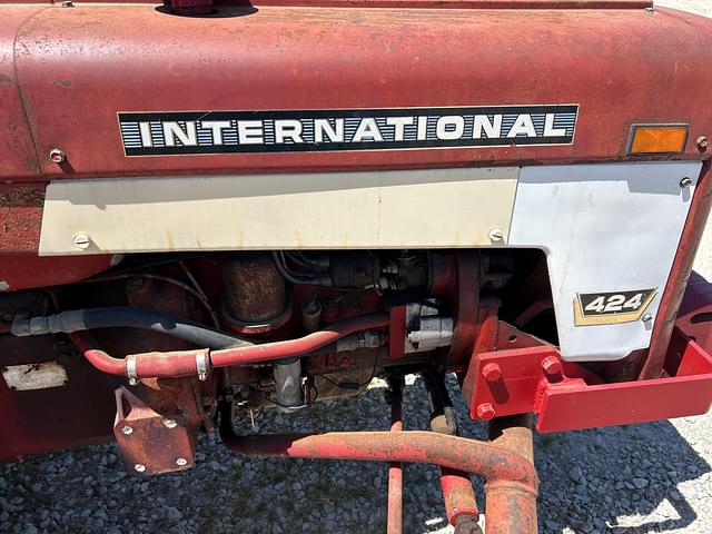 Image of International Harvester 424 equipment image 2