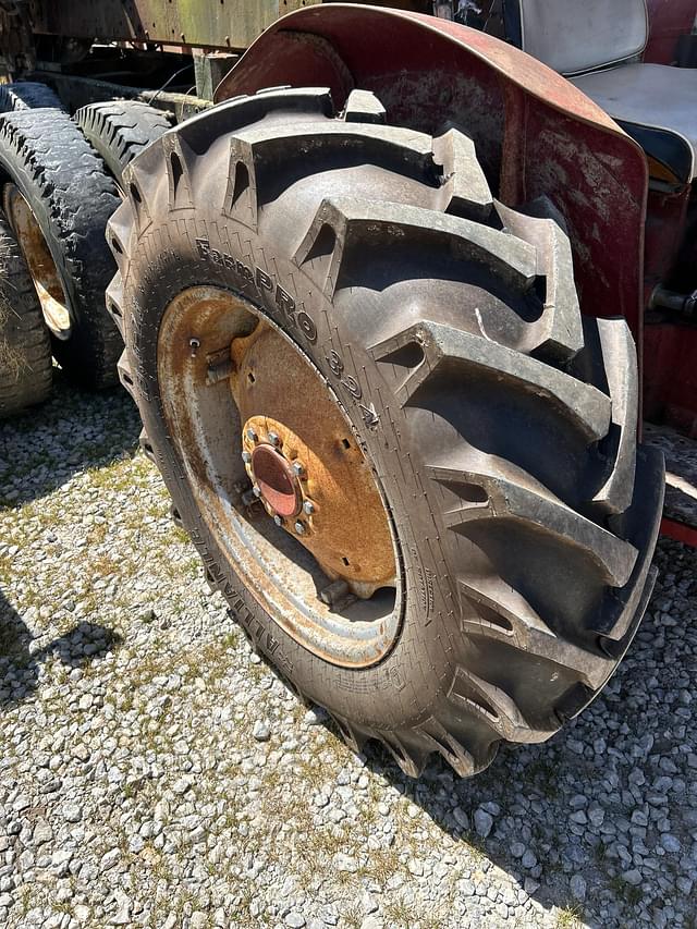 Image of International Harvester 424 equipment image 4
