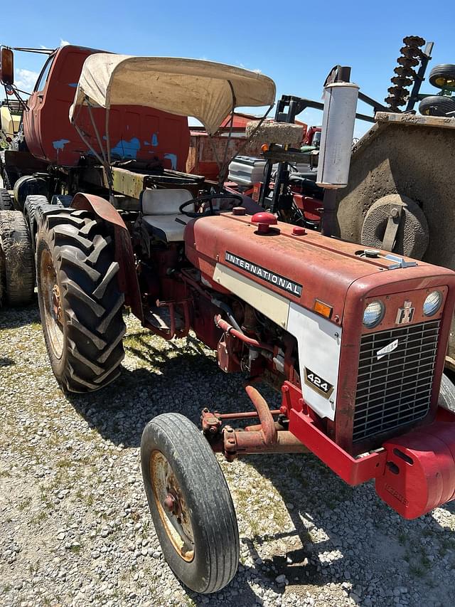 Image of International Harvester 424 equipment image 1