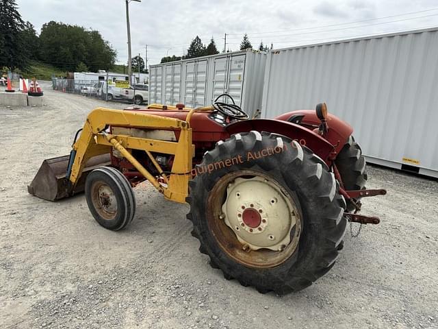 Image of International Harvester 424 equipment image 1