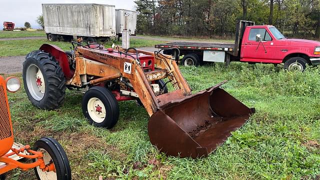 Image of International Harvester 424 equipment image 1