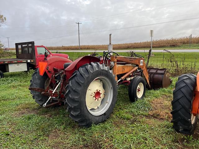 Image of International Harvester 424 equipment image 2