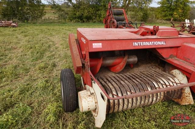 Image of International Harvester 425 equipment image 2