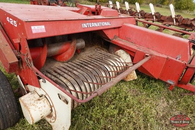 Image of International Harvester 425 equipment image 3