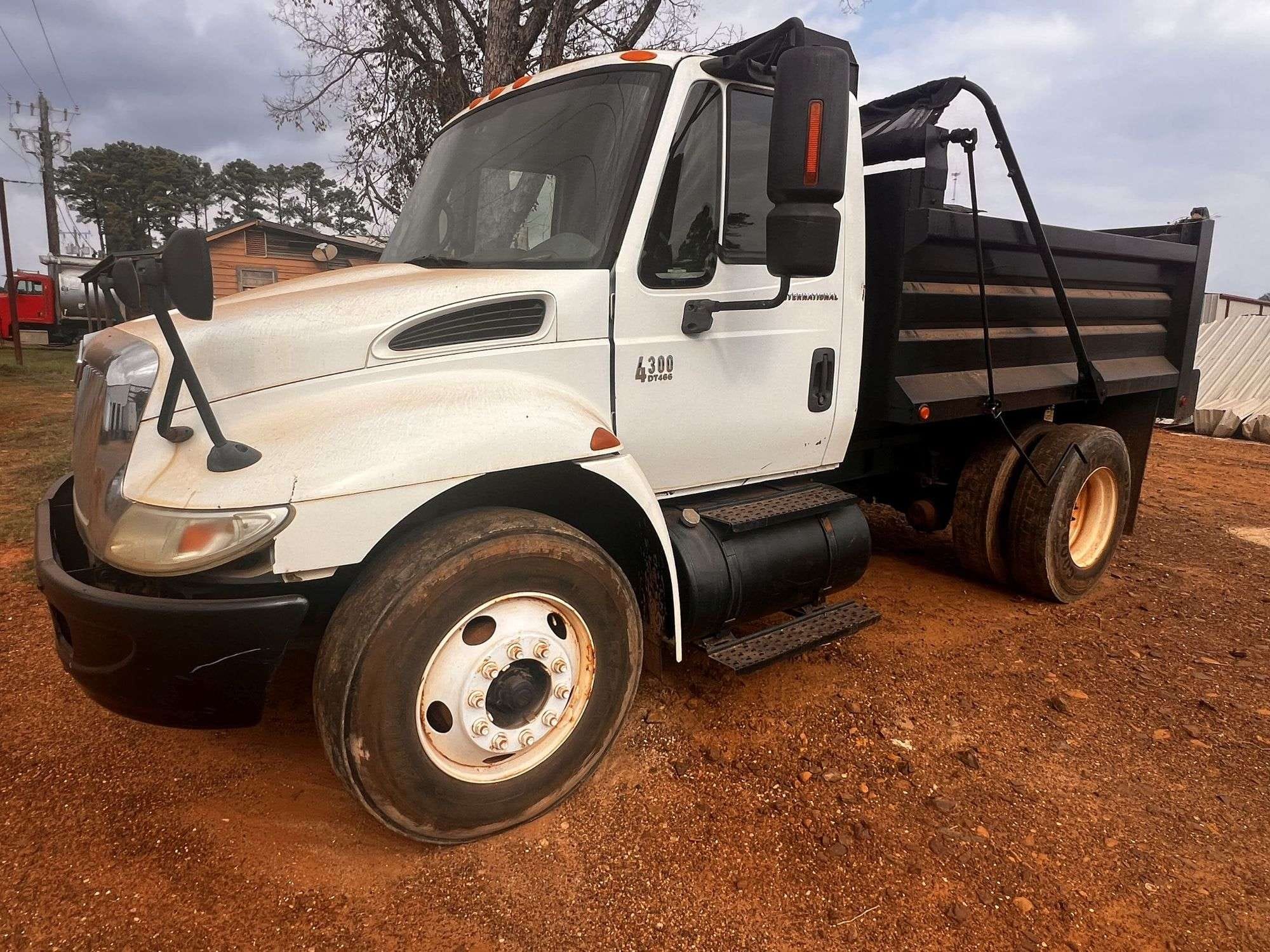 International 4300 DT466 Equipment Image0