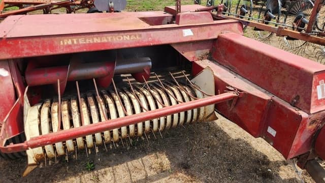Image of International Harvester 435 equipment image 1