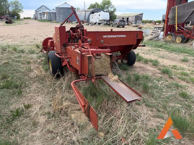 Image of International Harvester 435 equipment image 2