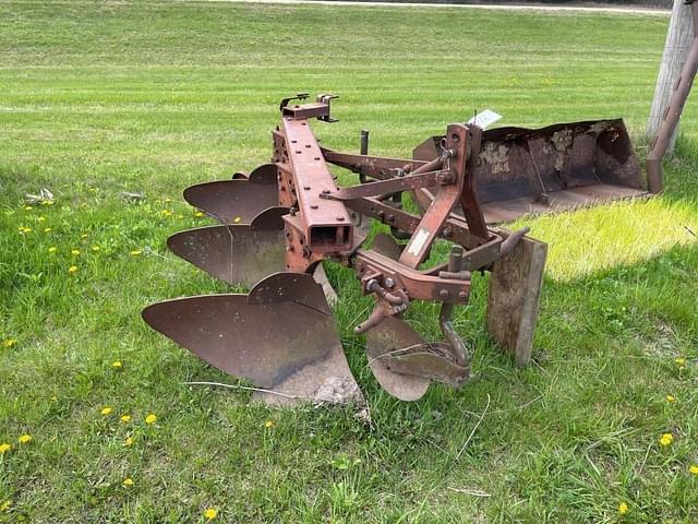 Image of International Harvester 440 equipment image 1