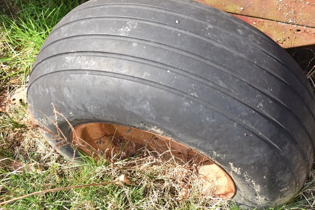 Image of International Harvester 440 equipment image 3