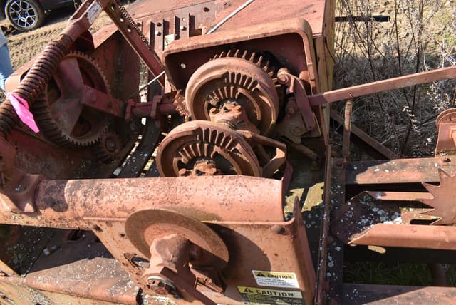 Image of International Harvester 440 equipment image 4