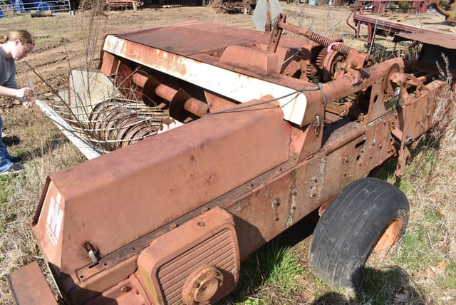 Image of International Harvester 440 equipment image 2