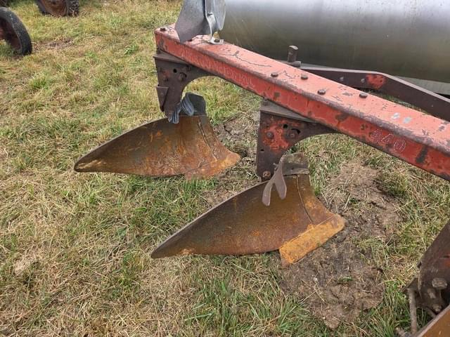 Image of International Harvester 440 equipment image 2