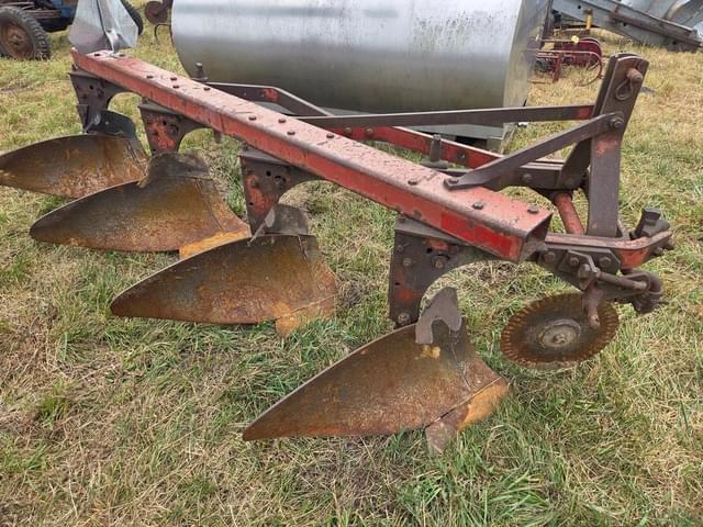 Image of International Harvester 440 equipment image 1