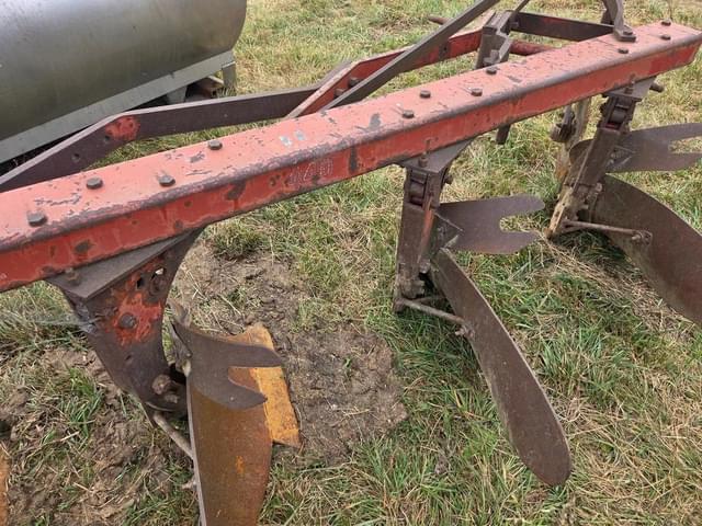 Image of International Harvester 440 equipment image 3