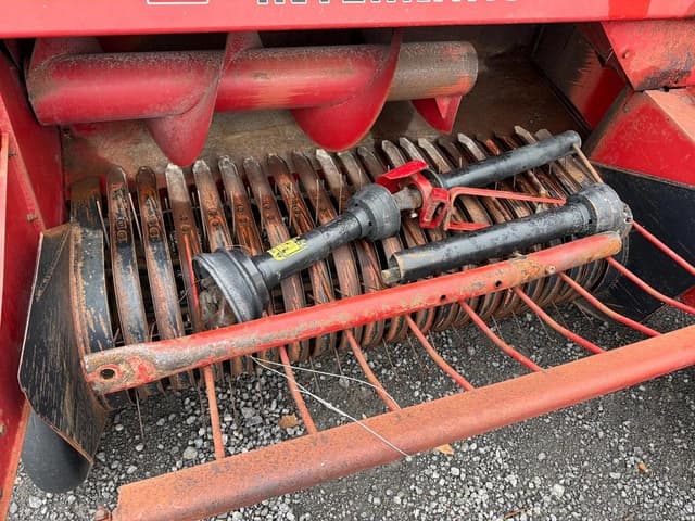 Image of International Harvester 445 equipment image 2