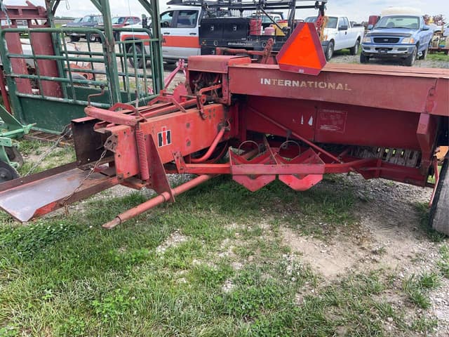 Image of International Harvester 445 equipment image 4