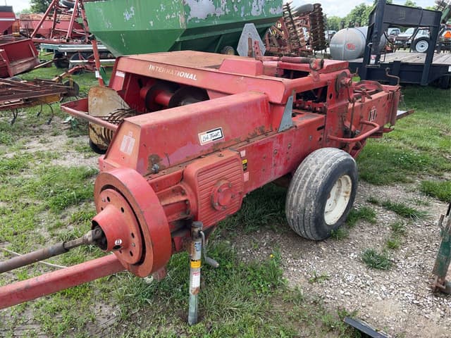 Image of International Harvester 445 equipment image 1