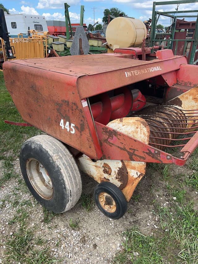Image of International Harvester 445 equipment image 3