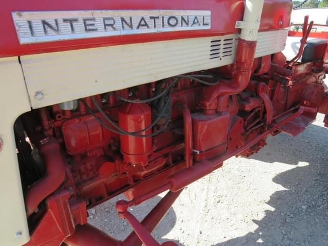 Image of International Harvester 460 equipment image 4