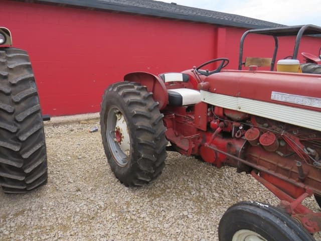 Image of International Harvester 460 equipment image 4