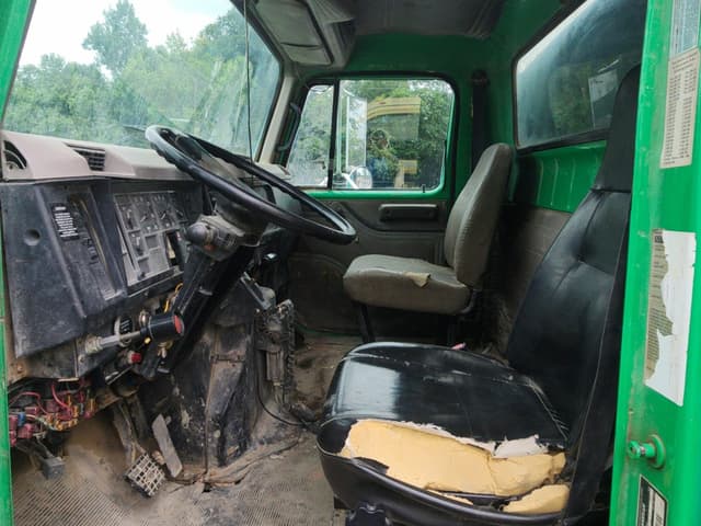 Image of International 4700 equipment image 3