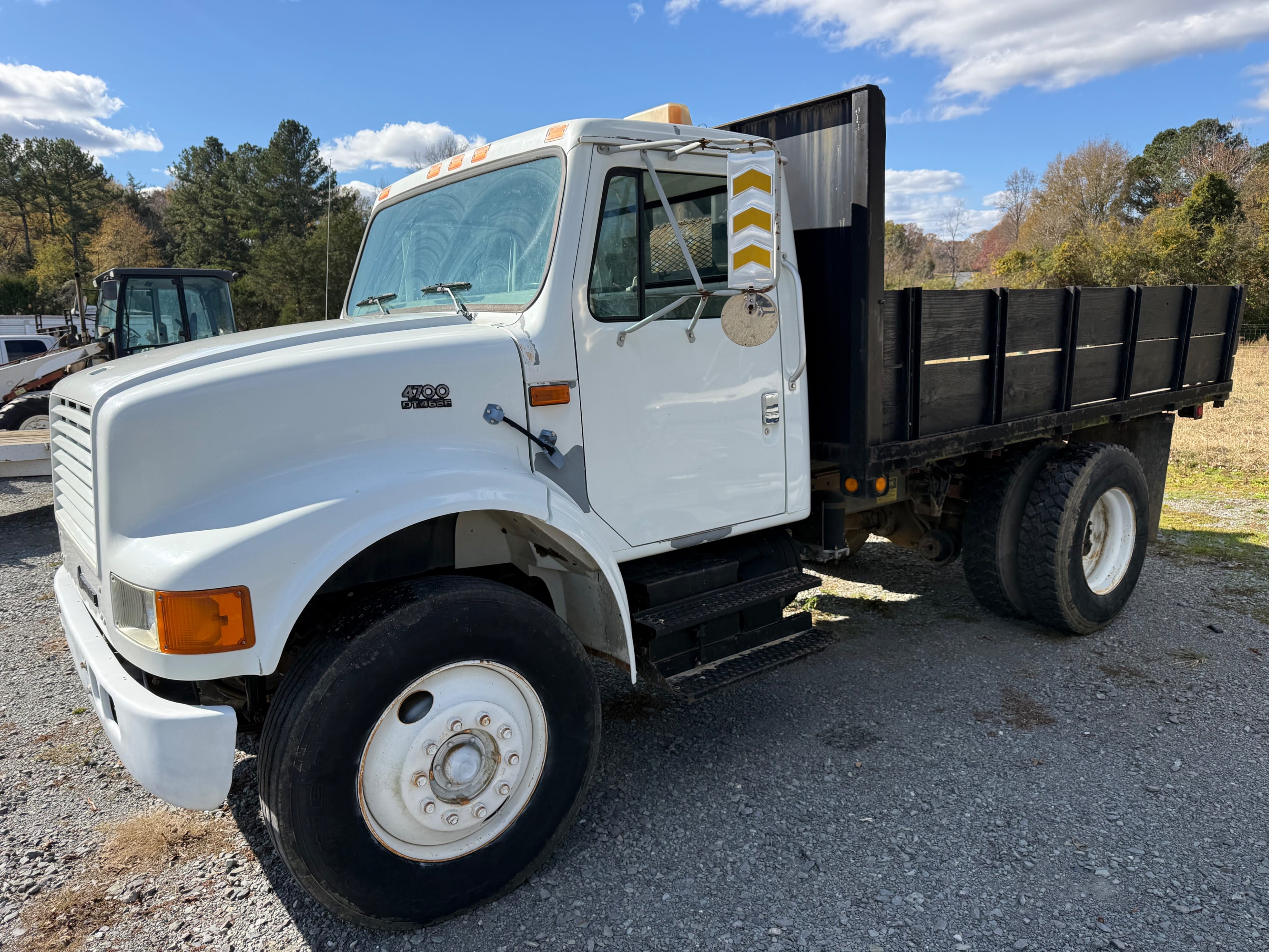 International 4700 Equipment Image0