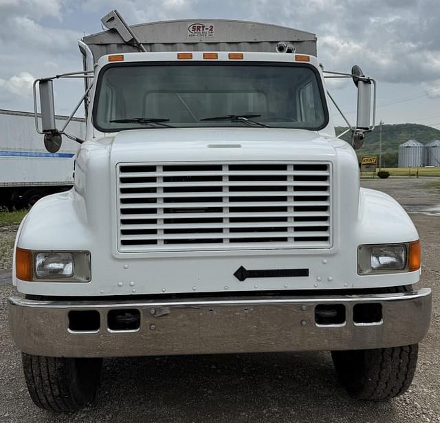 Image of International 4900DT equipment image 4