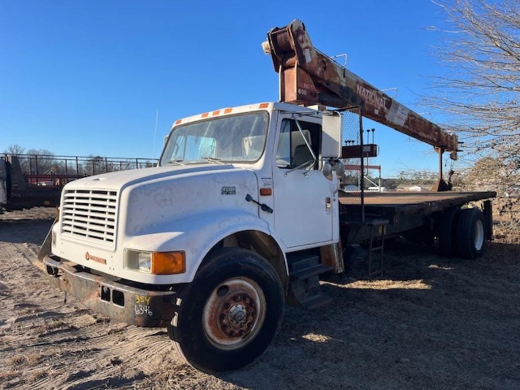 International 4900 Equipment Image0