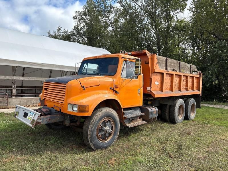 International 4900 Equipment Image0