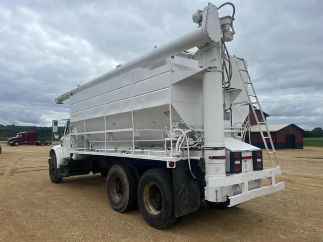 Image of International 4900 equipment image 4