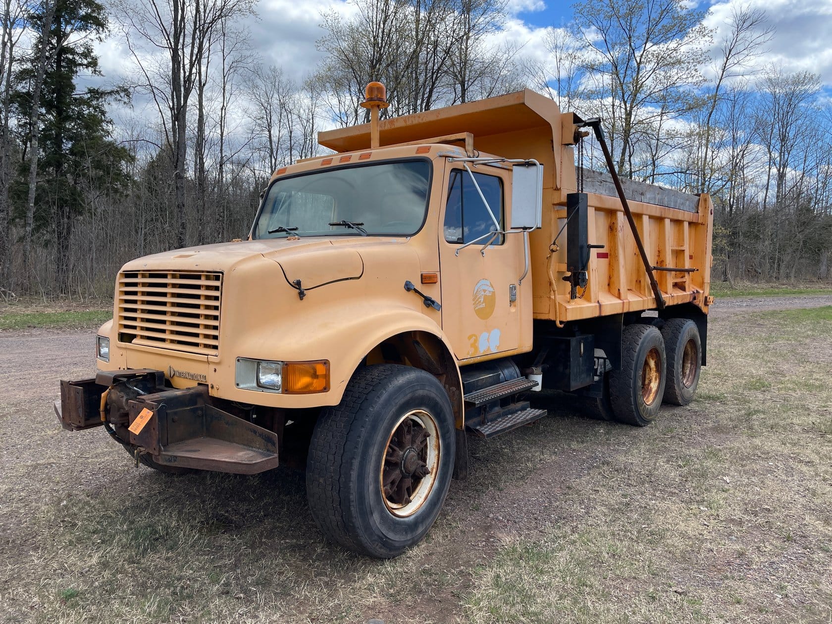 International 4900 Equipment Image0