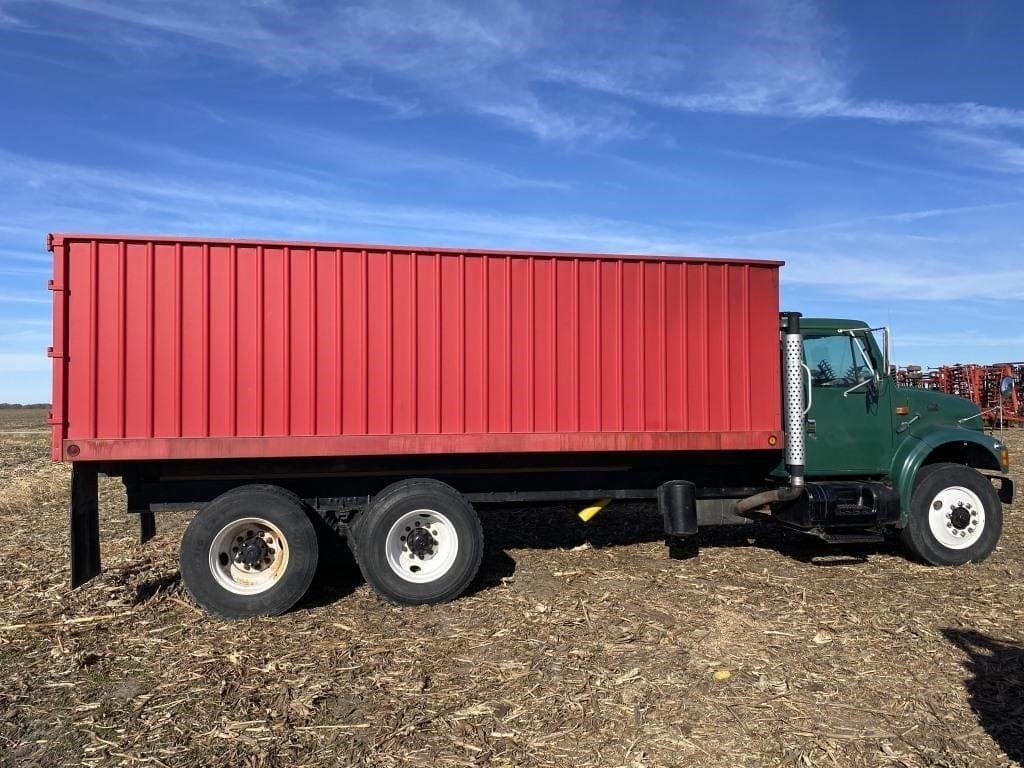 1999 International 4900 Equipment Image0