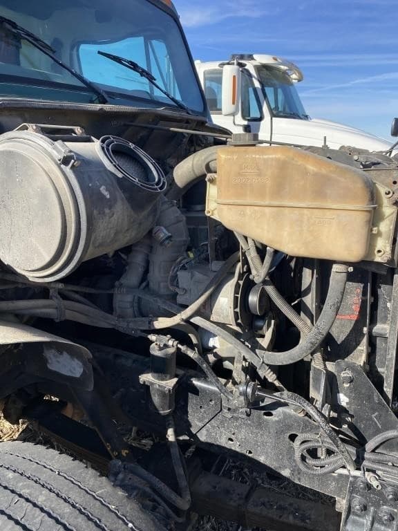 Image of International 4900 equipment image 4