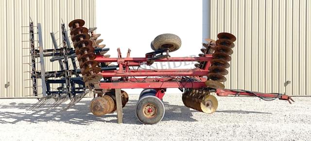 Image of International Harvester 496 equipment image 2