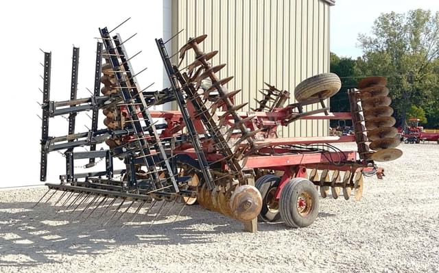 Image of International Harvester 496 equipment image 4