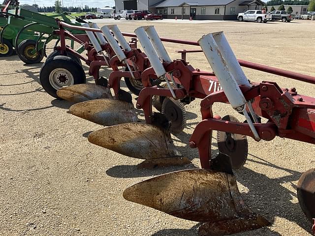 Image of International Harvester 710 equipment image 3