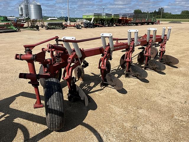 Image of International Harvester 710 equipment image 4