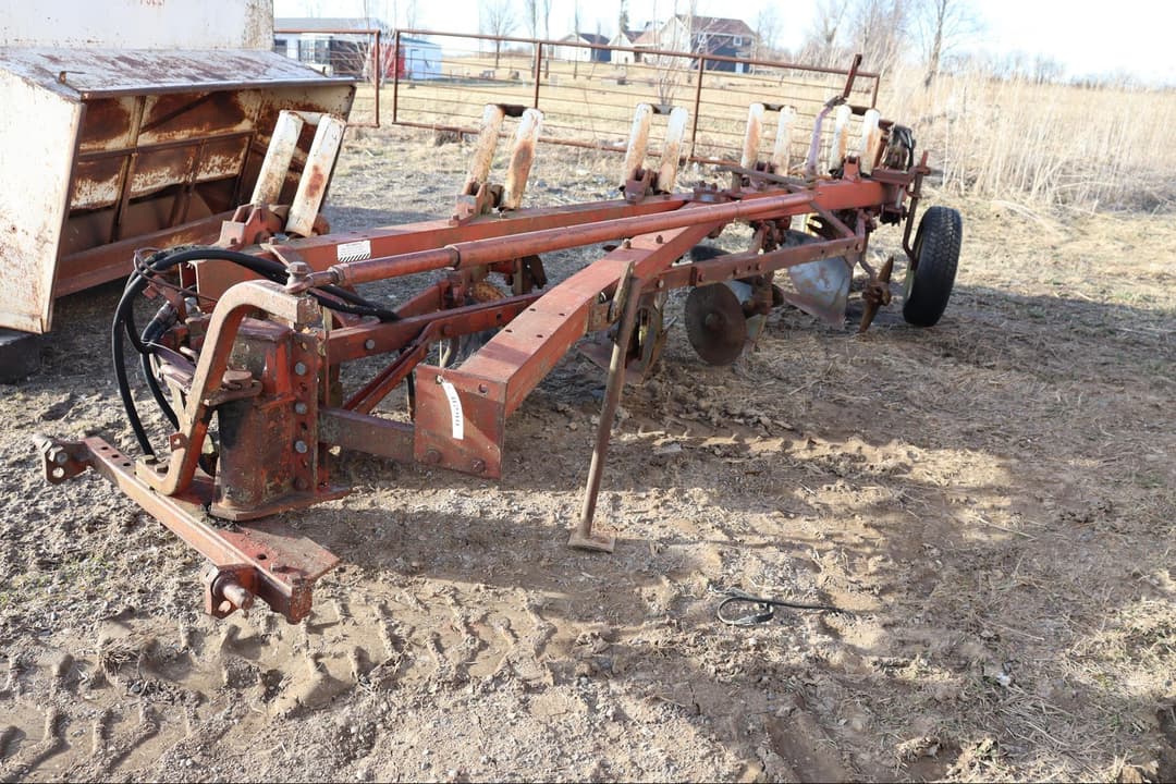 Image of International Harvester 700 Image 1