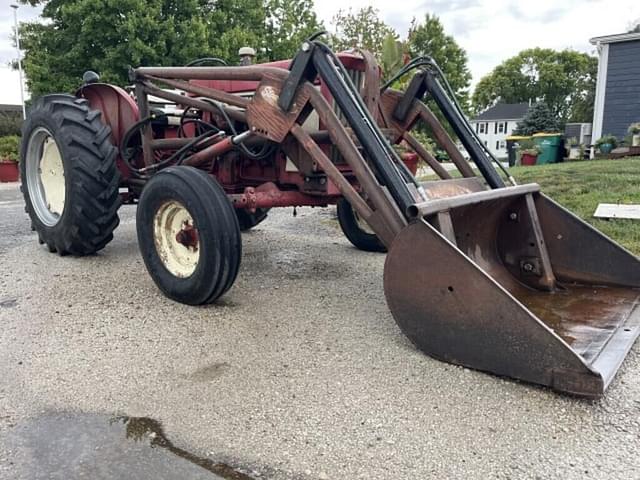 Image of International Harvester 504 equipment image 3